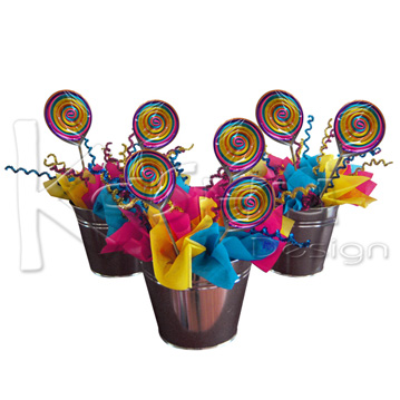 CENTRO DE MESA DE METAL CON CURLIS Y PALETAS DE CARAMELO