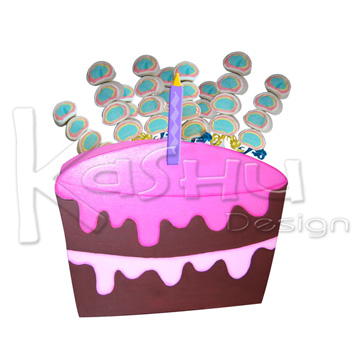 ARREGLO DE MADERA CON FIGURA EN FORMA DE PASTEL Y BROCHETAS DE BOMBON