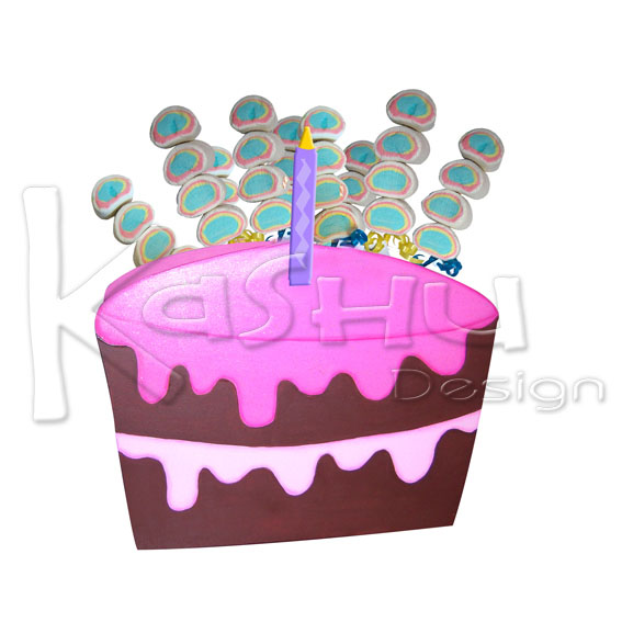 ARREGLO DE MADERA CON FIGURA EN FORMA DE PASTEL Y BROCHETAS DE BOMBON