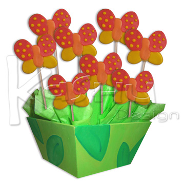 ARREGLO DE MADERA CON GALLETAS DECORADAS DE MARIPOSA