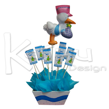 CENTRO DE MESA CON BROCHETAS DE CHOCOLATES PERSONALIZADOS Y DISEÑO DE FOMY TERMOFORMADO