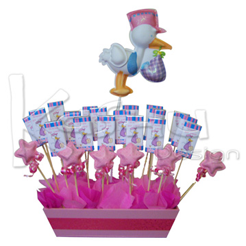 ARREGLO DE MADERA CON BROCHETAS DE CHOCOLATES PERSONALIZADOS Y DISEÑO EN FOMY TERMOFORMADO