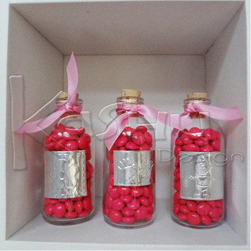 BOTELLITAS CON PLACA DE REPUJADO Y DULCES