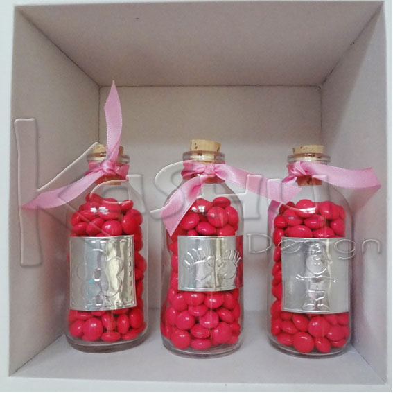 BOTELLITAS CON PLACA DE REPUJADO Y DULCES