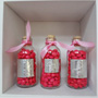 BOTELLITAS CON PLACA DE REPUJADO Y DULCES