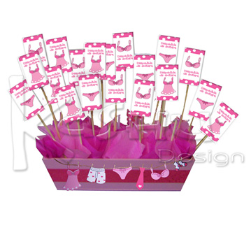 ARREGLO DE MADERA CON CHOCOLATES PERSONALIZADOS Y DISEÑO DE TENDEDERO